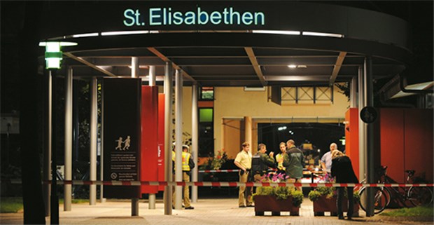 Amoklauf - Klinik kann kein Hort völliger Sicherheit sein Ende eines Amoklaufs: Polizeibeamte stehen am Sonntag in Lörrach vor dem St. Elisabethen-Krankenhaus.
