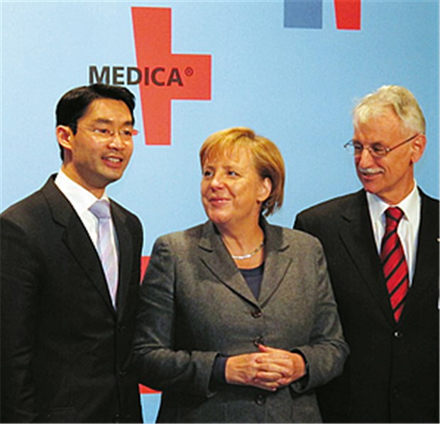 Lob für MedTech made in Germany "Endlich bei der Medica!" - Bundeskanzlerin Angela Merkel und Gesundheitsminister Philipp Rösler im CCD-Süd zusammen mit Kongresspräsident Werner A. Scherbaum.