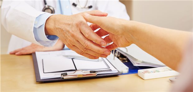 Endlich einig: Aber auch nach der Praxisabgabe ist der ausscheidende Arzt noch nicht ganz aus dem Schneider.