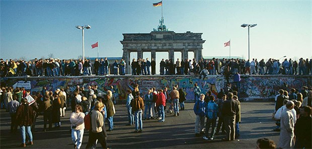 'Die Mauer geht auf? Damit macht man keine Witze!' Endlich erstürmt: das Symbol der Trennung, die Mauer zwischen Ost- und Westberlin.