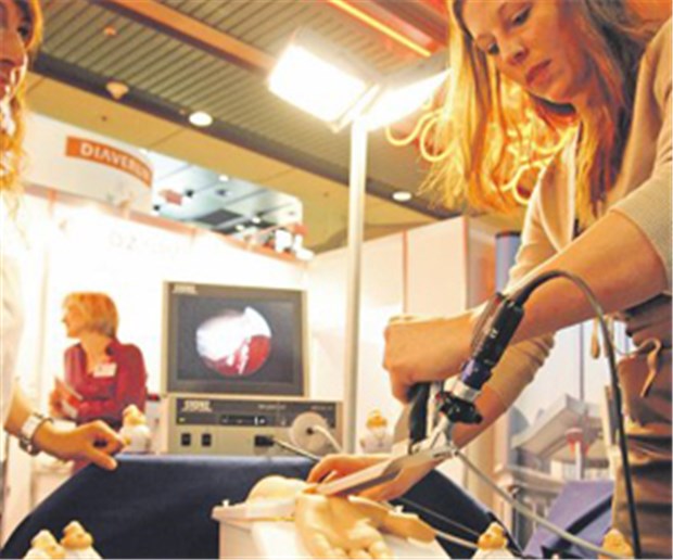 Wirtschaftsfaktor "Gesundheit" Endoskopie: Vorführung auf dem Hauptstadtkongress 2011.