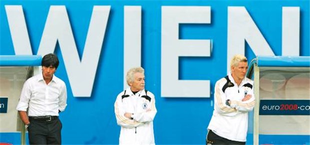 Geh zum Adi, der wird's schon richten Endspielort Wien - Ziel aller Träume: Adolf Katzenmeier (Mitte), Coach Joachim Löw (links) und Bastian Schweinsteiger.