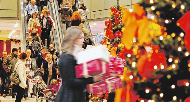 Fünf vor Zwölf im Weihnachtsrummel Endspurt: Die Jagd nach den richtigen Geschenken stresst fast die Hälfte der Deutschen.