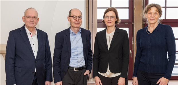 Prof. Dr. Dieter Körholz, der stellvertretende Kuratoriumsvorsitzende Prof. Dr. Bernd A. Neubauer, die Kuratoriumsvorsitzende Prof. Dr. Stefanie Weber, die Dekanin des Fachbereichs Medizin in Marburg: Prof. Dr. Denise Hilfiker-Kleiner