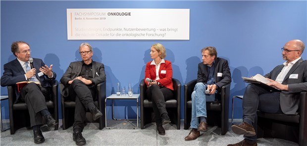 Engagierte Diskussion (v.l.n.r.): Professor Bernhard Wörmann (DGHO), Friedhelm Leverkus (Pfizer), Eva Schumacher-Wulf (Mamma Mia!), PD Dr. Stefan Lange (IQWiG), Wolfgang van den Bergh („Ärzte Zeitung“).