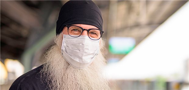 Wie jede Pandemie-Phase ihre Sündenböcke hervorbringt Enganliegende Maske? Das ist bei vielen Hipstern schwierig. Angesichts der Pflicht zum Tragen medizinischer Masken sind Bartträger zu Buhmännern geworden. Toni Rantala / Zoonar / picture alliance