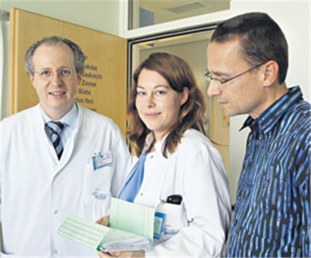 Kooperation statt Konkurrenz Enge Absprachen sind wichtiger Bestandteil der Kooperation: Professor Andreas Müller, Chef der Klinik für Urologie, im Gespräch mit Oberärztin Dr. Petra Unglaub und dem niedergelassenen Urologen Udo Winter.