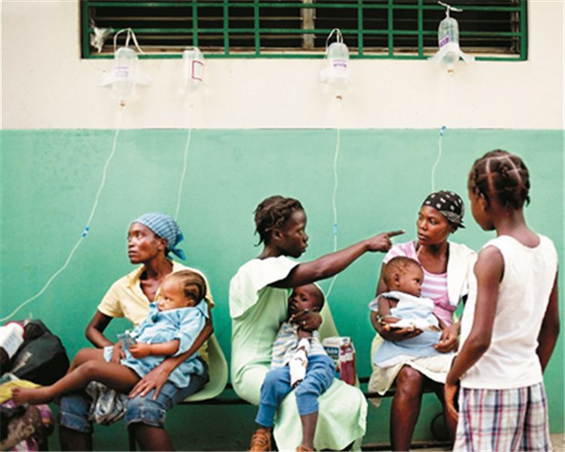 Schwerer Rückschlag für Haiti: Die Cholera bahnt sich ihren Weg Engpässe durch Cholera: Kinder werden vor einer Klinik behandelt.