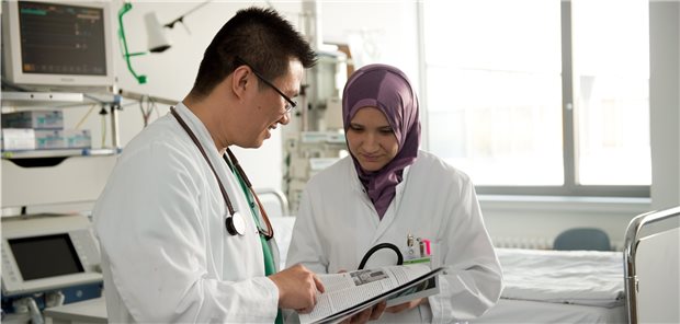 Thüringische Kliniken ohne ausländische Ärzte nicht arbeitsfähig Engpassfaktor Mediziner: Bereist ein Viertel aller Klinikärzte in Thüringen kommt aus dem Ausland.