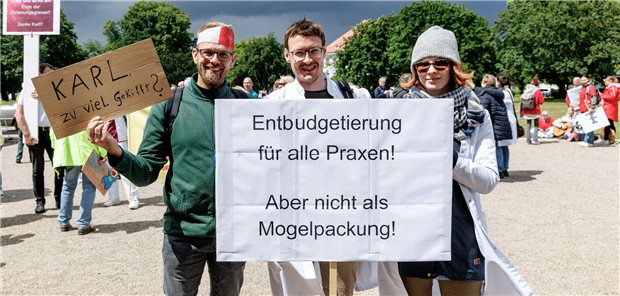 Ärzte demonstrieren mit Schildern für die Entbudgetierung von Arztpraxen