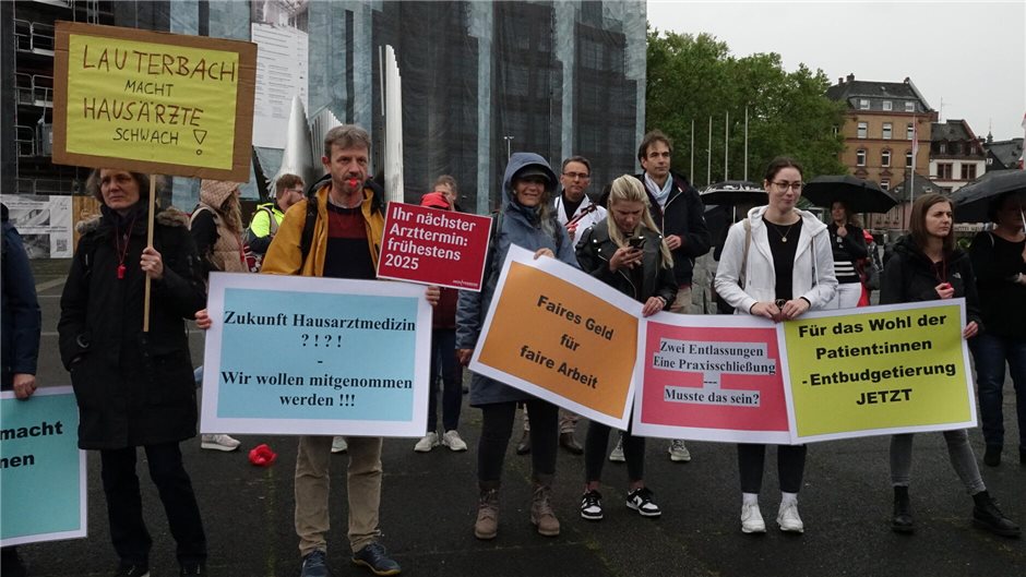 Entbudgetierung für alle Haus- und Fachärzte - mit Plakaten machten die rund 100...