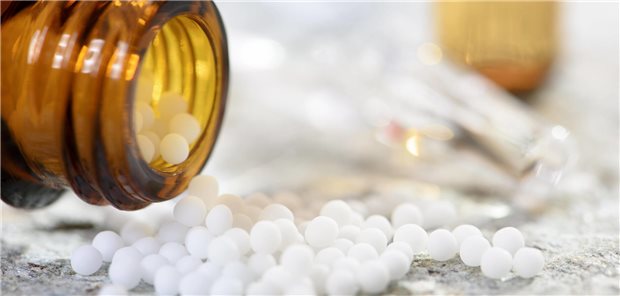 Enthalten sie Wirkstoffe oder wirken sie auf ganz andere Weise – oder vielleicht nur als Placebo? Homöopathika wie Globuli sind aktuell heftig in der Diskussion.