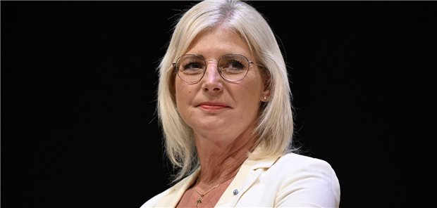 Höhere GKV-Zusatzbeiträge? Bayerns Gesundheitsministerin Scharf warnt vor „sozialer Sackgasse“ Ulrike Scharf in Nahaufnahme.