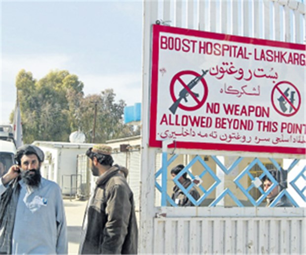 "Die erste Frage: Wer bezahlt Euch?" Entmilitarisierte Zone. Das Boost Krankenhaus von Ärzte ohne Grenzen in Lashkargah in der afghanischen Provinz Helmand.
