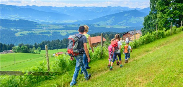 Höhenkrankheit bei Kindern und Jugendlichen: Das gilt es zu beachten Eine Familie wandert mit drei Kindern.