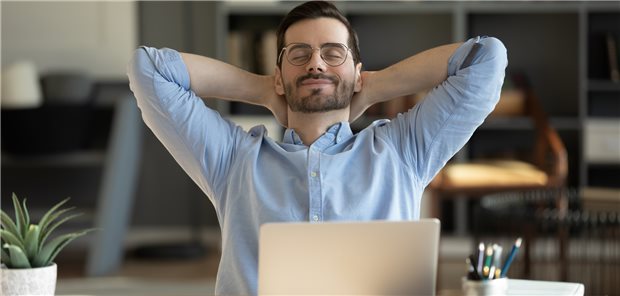 Entspannt am Schreibtisch: Regelmäßige kleine Bewegungspausen wirken sich positiv auf den Stoffwechsel aus.