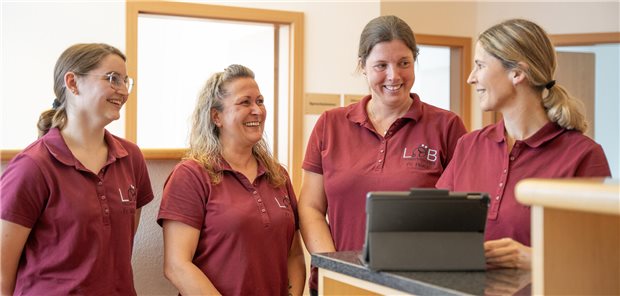 Entspannte Atmosphäre und Spaß bei der Arbeit – für Ärztin Nicole Löb (r.) und ihr Team zeichnet das die Hausarztpraxis aus. Vor knapp zwei Jahren eröffnete die Allgemeinmedizinerin ihre Praxis.
