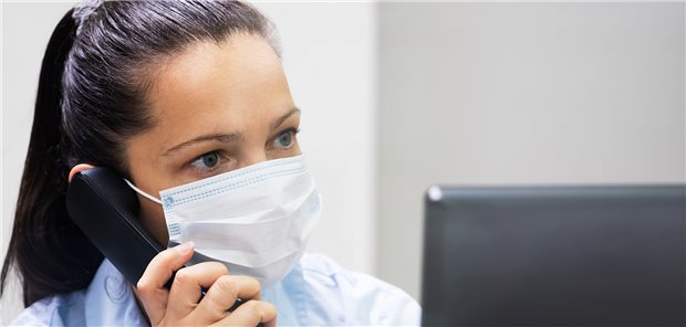 Entspannteres Arbeiten: Übernimmt ein smarter Telefonassistent die Vorselektion bei Anrufen von Patienten, können MFA sich auf die wichtigen Akutfälle konzentrieren.