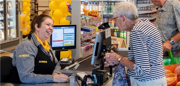 Supermarkt führt „Klatschkassen“ ein Entspanntes Gespräch statt hektischem Einpacken: In diesem niederländischen Supermarkt darf an einer „Klatschkasse“ in Ruhe über Gott und alles sonstig Mögliche geplaudert werden, was insbesondere Senioren helfen soll.