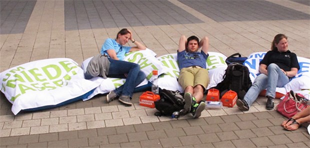 KV umwirbt Studenten mit Kissen und Brotbox Entspannung vor der Uniklinik: Die KV Hessen wirbt mit Sitzkissen für sich.