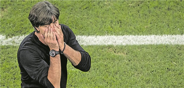Wende oder Ende? Enttäuscht unzufrieden, ratlos: Bundestrainer Joachim Löw (l.) und Toni Kroos von Real Madrid beim völlig missglückten Turnier-Auftakt gegen Mexiko. Jetzt müssen Lösungen herbei.