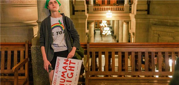 Parlament in Indiana beschließt fast vollständiges Abtreibungsverbot Enttäuschung bei einem Demonstranten für ein liberales Abtreibungsrecht in Indiana. Das Parlament hat gerade ein restriktives Gesetz verabschiedet, das Abtreibungen weitgehend ausschließt.