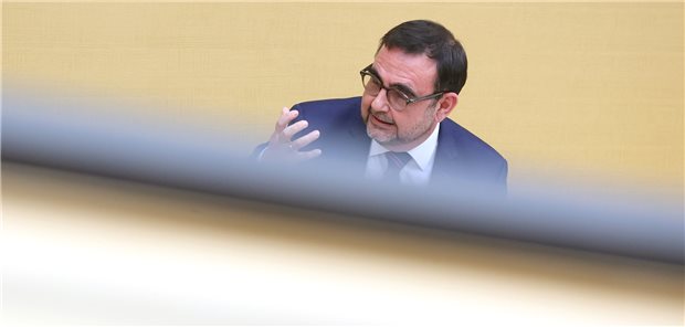 Bayerns Gesundheitsminister Holetschek stellt Impfpflicht für Gesundheitsberufe indirekt in Frage Klaus Holetschek, bayerischer Gesundheitsminister (CSU), spricht bei einer Plenarsitzung im bayerischen Landtag bei seiner Regierungserklärung zum Thema Corona.