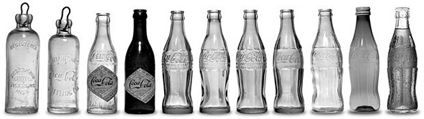 125 Jahre Cola: Die heile Welt in Flaschen Entwicklung der vergangenen 125 Jahre: Die Konturen der Coca-Cola-Flasche haben sich deutlich gewandelt.