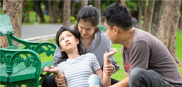 Epileptischer Anfall. Die Betreuung von Kindern mit Dravet-Syndrom führt zu einer hohen familiären Belastung. (Symbolbild mit Fotomodellen)