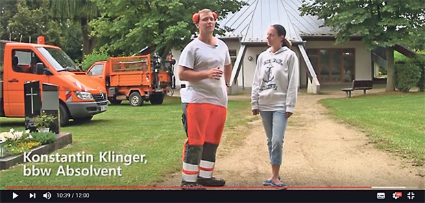 Kurzfilm zeigt Wege in die Berufswelt Er hat den Schritt ins Berufsleben geschafft: Konstantin Klinger, einer der Protagonisten des neuen Kurzfilms „Auf eigenen Füßen stehen“ des Berufsbildungswerks Südhessen. Unten: das Team hinter dem Film.
