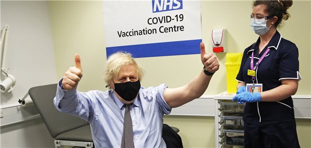 Jeder zweite erwachsene Brite ist geimpft – auch dank der Hausärzte Er hat die erste Dosis AstraZeneca-Impfstoff schon intus: Premierminister Boris Johnson nach der Impfung am Freitag im St. Thomas‘ Hospital in London.