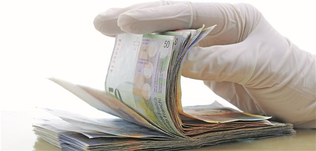 Trotz Korruptionsverdachts: Betrugsverfahren gegen Ärzte laufen weiter Er hat kaum Spuren hinterlassen, aber er wurde doch geschnappt: Ein unter Korruptionsverdacht stehender Korruptionsermittler aus Frankfurt soll jetzt umfassend gestanden haben. Er soll Gutachten gegen Kick-back-Zahlungen vergeben haben.