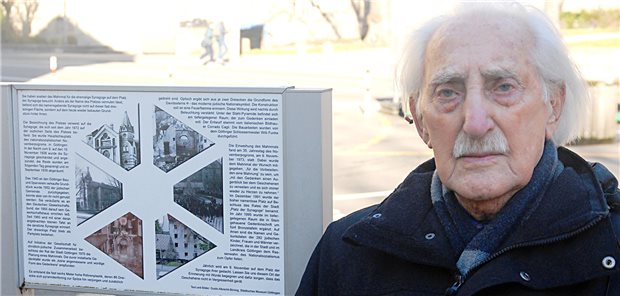 Dr. Leon Weintraub – erneut Zeitzeuge der Verfolgung Leon Weintraub steht neben einer Infotafel