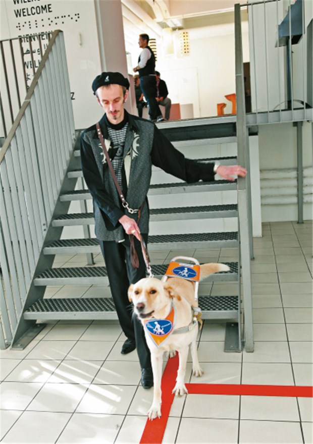 Ein Museum, in dem nur die Blinden sehen Erblindete, weil er Opfer eines Raubüberfalls wurde: Markus Hanitz, hier mit Blindenhund Billy. ©Wegst (2)