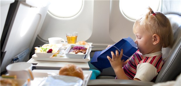 Erbrechen: Ein häufiger Grund warum Eltern im Flugzeug das Bordpersonal rufen. (Symbolbild mit Fotomodell)