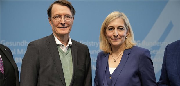 Was das Gesundheitsministerium plant – und was es liegenlässt Erbt mehrere liegengebliebende Gesetzesvorhaben von ihrem Vorgänger: Bundesgesundheitsministerin Nina Warken (CDU) und Karl Lauterbach (SPD).