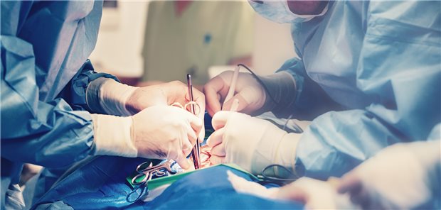 Erfahrung macht den guten Operateur: Die Krankenkasse Barmer spricht sich für mehr Mindestmengenregelungen in Kliniken aus.