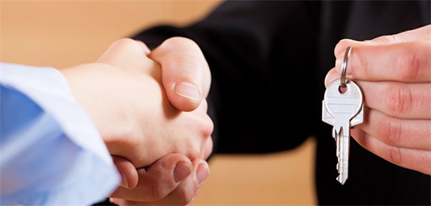 Erfolgreiche Praxisübergabe? Die vorherige Anstellung eines potenziellen Nachfolgers kann insbesondere beikleinen Praxen eine Option sein.