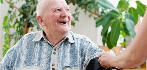 Erfreuliche Messwerte: Auch ein gut eingestellter Blutdruck wirkt sich positiv auf die Lebenserwartung aus (Symbolbild mit Fotomodell).