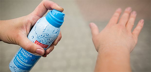Wasser-Sprays gefragt, aber umstritten Erfrischungseffekt gefragt – allerdings sind Kühl-Sprays wenig ressourcenschonend.