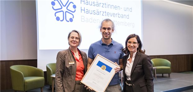 Erhält das erstmals vergebene Berthold Dietsche Stipendium: Der Hausarzt Dr. Jürgen Ehret mit den Verbandsvorsitzenden Dr. Susanne Bublitz und Professorin Nicola Buhlinger-Göpfarth.