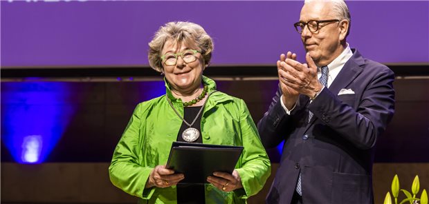 Bundesverdienstkreuz für Dr. Cornelia Goesmann Erhält mit dem Bundesverdienstkreuz eine weitere wichtige Auszeichnung. Dr. Cornelia Goesmann, hier mit BÄK-Präsident Dr. Klaus Reinhardt, bei der Verleihung der Paracelsus-Medaille im vergangenen Jahr beim Deutschen Ärztetag in Essen.