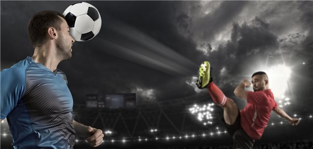 Fußballspieler sind wohl besonders gefährdet für Demenz Erhebliche Belastung fürs Gehirn: Wenn ein scharf geschossener Fußball auf den Kopf trifft.