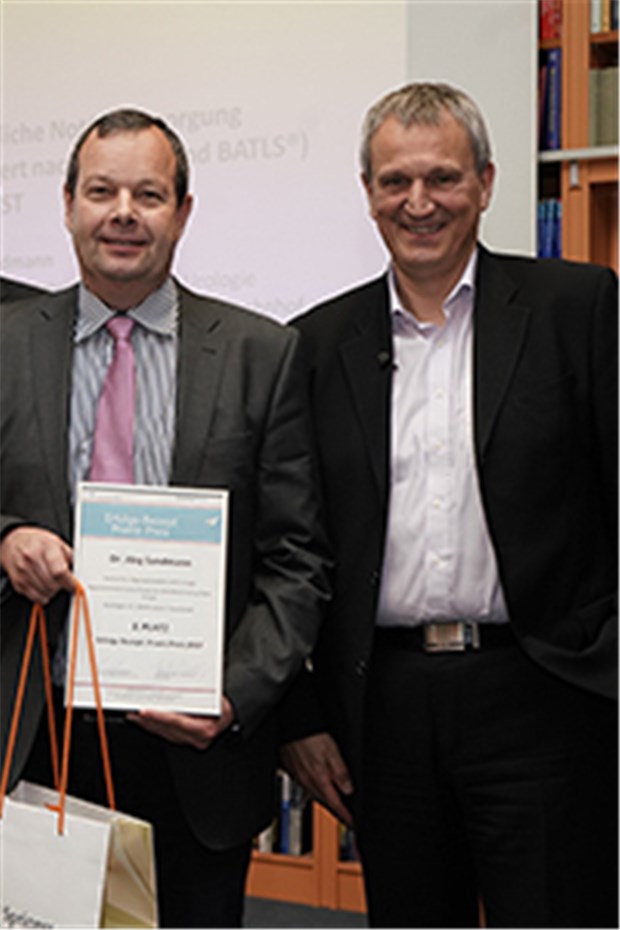 Telekonsil-Konzept und Patientenpatenschaften siegen beim Praxis-Preis Erhielt den 2. Preis: Dr. Jörg Sandmann, Allgemeinmediziner und Urologe aus Travemünde. (im Bild mit Karlheinz Gast, Geschäftsführer UCB Innere Medizin, r.)