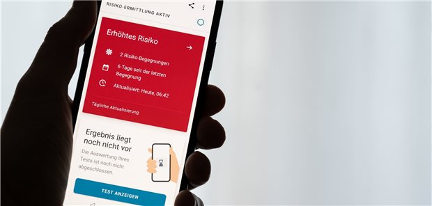 90 Prozent der Labore melden an Corona-Warn-App Erhöhtes Risiko: Nach einer längeren Begegnung mit einem nachweislich Infizierten springt die Farbfläche in der App von Grün auf Rot.