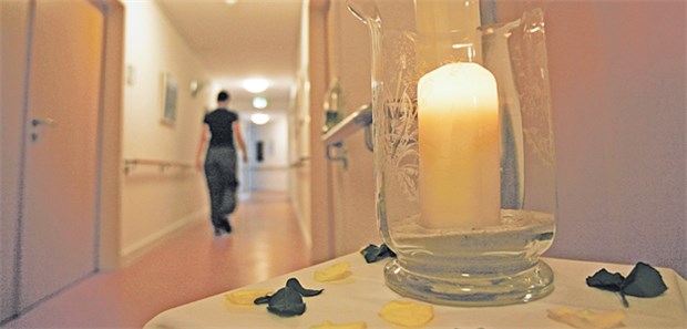 Mehr Geld und neue Leistungen für Ärzte Erinnerung an einen Hospiz-Bewohner: Eine Kerze steht auf einem Tisch eines Hospizes in München.