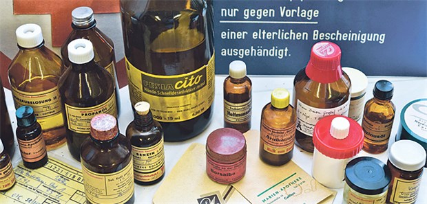 'Igitt, hier stinkt‘s' Erinnerung an vergangenen Zeiten: Alte DDR-Arznei im Apotheken-Museum in Cottbus.