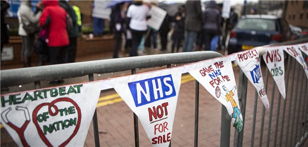 Auch die britischen Klinikärzte legen nun die Arbeit nieder Erinnerungen an 2016 werden wach: Bereits damals streikten auf der Insel Mitarbeiter des staatlichen Gesundheitsdienstes NHS.