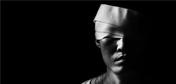 Frau mit Bandage um den Kopf