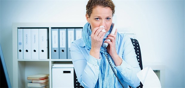 Frauen gehen häufiger krank zur Arbeit als Männer Erkältet im Büro: Viele Frauen bleiben wegen Schnupfen, Husten, Heiserkeit nicht zu Hause.